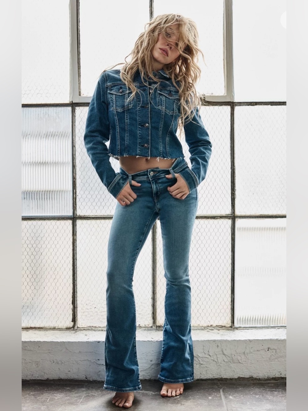 American Eagle women’s 16 kick low rise boot cut jeans